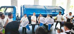 SDK Serahkan Truk untuk Tangani Sampah di Tiga Kabupaten