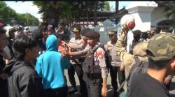 Ricuh, Mahasiswa Geruduk Kantor Pajak Takalar Protes Perubahan Kepemilikan Lahan Veteran