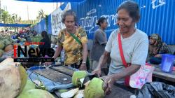 Kelapa, Keringat, dan Keteguhan: Angganita Burdam, Simbol Perempuan Papua Hebat di Pantai Reklamasi