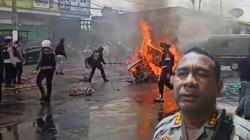 Demo di Jayapura Berakhir Ricuh, Dua Mobil Polri Dirusak dan Satu Mobil PDAM Dibakar Massa