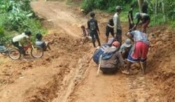 Jalan Rusak Hambat Aktivitas Warga Cikangkareng, Pemdes Harap Uluran Tangan Pemerintah