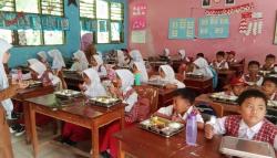 3.187 Porsi Makanan Bergizi Dibagikan ke 14 Sekolah di Lebak