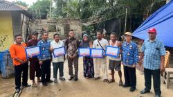 Belasan Rumah Jadi Korban Angin Puting Beliung, Wabup Yus Derahman Berikan Bantuan