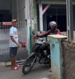 Warga Sukamulya Bantu Atur Lalu Lintas Selama Pembangunan Underpass Gorowong