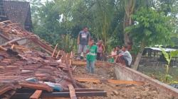 Diterjang Hujan Angin Kencang, Rumah di Napis Tambakrejo Roboh, 1 Warga Terluka
