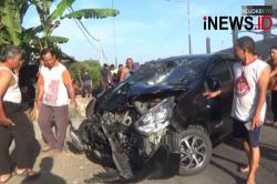 Kecelakaan Adu Banteng Motor Vs Mobil di Jombang, Korban Terkapar Pakai Headset