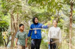 Keren! Cewek Operator Alat Berat Jadi Trainer Top di Anak Usaha ABMM