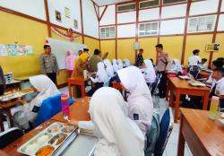 SPPG Polres Kuningan Perdana Distribusikan MBG ke TK dan SMP