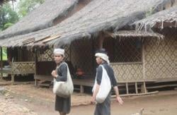 Susuwatan Vibes: Selendang Kotak-Kotak Santuy Ala Baduy Luar