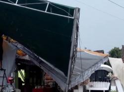 Diterjang Angin Puting Beliung, Warga Jombang Panik: Atap Rumah Terbang, Tenda Hajatan Ambruk