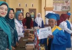 Wujudkan Kesejahteraan Warga, Orang Tua dan Lansia di Desa Sumberanyar Diwisuda
