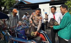 Ratusan Pengayuh Becak di Ponorogo Diberikan Paket Sembako dari Polisi dan Mahasiswa
