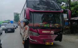 Dihantam Triton,  Bus Medan Jaya Ringsek