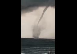 FYI Para Anak Senja! Waterspout Gede Banget Muncul di Pantai Mbah Drajit Lumajang, Auto Viral!