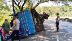 Truk Bermuatan Panel Kayu Terbalik di Barru, Diduga Lepas Kendali saat Tikungan Tajam