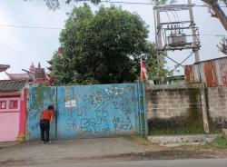 Bau Menyengat, Asap Pabrik Ganggu Dapur MBG di Tigaraksa