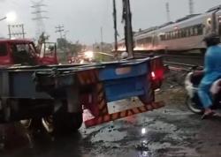 Kecelakaan Truk Tertabrak KA Harina di Perlintasan Kaligawe Semarang, Lokomotif Rusak