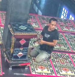 Aksi Pencurian Uang Kotak Amal Masjid Palangka Raya Terekam CCTV, Pelaku Gunakan Gagang Mikrofon