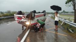Kecelakan Mengerikan di Tol Jombang saat Hujan, Ambulans Terbalik Lima Orang Luka
