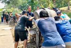 Mantul! Warga Deras, Kedungjati Bangun Jalan Rusak Yang Puluhan Tahun Tak Diperbaiki