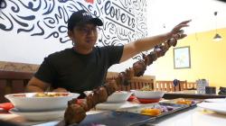Sensasi Menikmati Sate Kambing Jumbo Panjang 1 Meter 