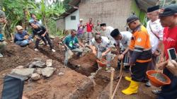 Rumah Reyot isi 11 Orang di Kota Banjar Diselamatkan “Bos Koi” Hartono Soekwanto