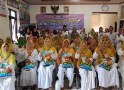 Saat Lansia di Cirebon Semarakkan Hari Santri Nasional Penuh Semangat