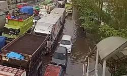 Parah! Ini Penampakan Ribuan Kendaraan Terjebak Macet di Jalur Pantura Semarang-Demak akibat Banjir