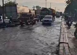 Kaligawe hingga Sayung Terendam Banjir, Jalur Pantura Semarang-Demak Macet Parah