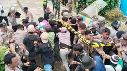 Aksi Warga Cidempet Memanas, Kuwu Lari Dikejar Massa di Halaman Kantor Desa