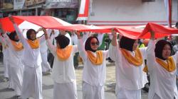 Ribuan Santri Boyolali Arak Bendera Merah Putih Raksasa Sepanjang 1.000 Meter, Serukan Cinta NKRI