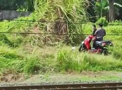 Geger Sidoarjo Barat! Video Mesum Outdoor di Keboharan Sepasang Muda-Mudi Dekat Rel KA Viral Parah