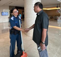 Dari Sapu ke Stetoskop: Kisah Ibu Cleaning Service dan Uluran Tangan Pejuang Pendidikan