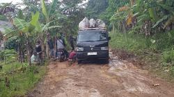 Mobil Terjebak di Kubangan Lumpur, Jalan Sirnagalih–Panyindangan Lumpuh Total