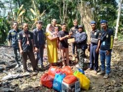 Rumah Pasutri Dede-Sarnah Terbakar Ludes, PJBN DPC Malingping Beri Bantuan
