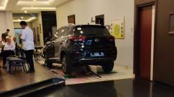 Mobil Listrik Nyelonong Masuk Resto Hotel Klaten, Tamu Panik dan Kaca Pecah Berantakan