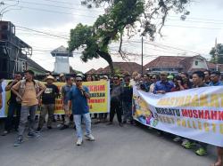 Ratusan Massa Geruduk Polres Lombok Tengah, Desak Penertiban Preman Berkedok Debt Collector