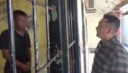 Viral CCTV! Detik-detik Juru Parkir Diparangi Brutal di Teras Ruko Makassar