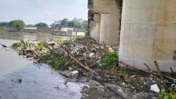 Debit Bengawan Solo di Bojonegoro Meningkat, Air Keruh dan Bawa Sampah dari Hulu