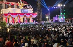 Ribuan Jemaah Padati Grahadi, Khofifah dan Gus Iqdam Pimpin Jatim Bershalawat