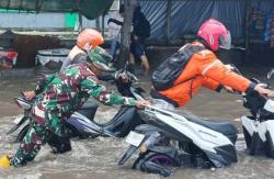 Aksi Sigap Komandan Koramil Genuk Bantu Warga Terdampak Banjir di Kaligawe Semarang