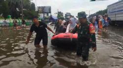 Pantura Kaligawe Semarang Lumpuh Terendam Banjir, Polisi dan TNI Gunakan Perahu Karet Evakuasi Warga