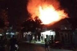 Kebakaran Hebat Hanguskan Rumah di Graha Indah