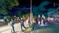 Breaking News! Pemuda Blokade Jalan Utama di Depan Pertokoan Saga Sorpus, Polisi Dilempari Batu