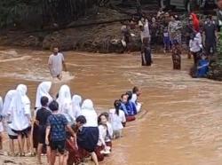 Potret Ironi Pendidikan di Banten: Bocah SD Pandeglang Seberangi Sungai Deras Tiap Hari