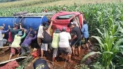 Truk Tangki Pengangkut Tetes Terguling, Sopir Tewas di Tempat