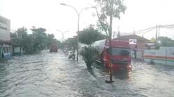 Hari Ketiga Banjir, Sopir Truk Keluhkan Pengiriman Barang Terlambat