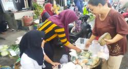 Pasar Waru Kaligawe Kebanjiran, Pedagang Terpaksa Berjualan di Pinggir Jalan