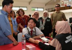 Wapres Gibran Tinjau Cek Kesehatan Gratis di SMAK Penabur Cirebon,Deteksi Dini Kesehatan Pelajar