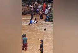Jembatan Putus, Anak Sekolah di Pandeglang Rela Menantang Derasnya Sungai Demi Belajar